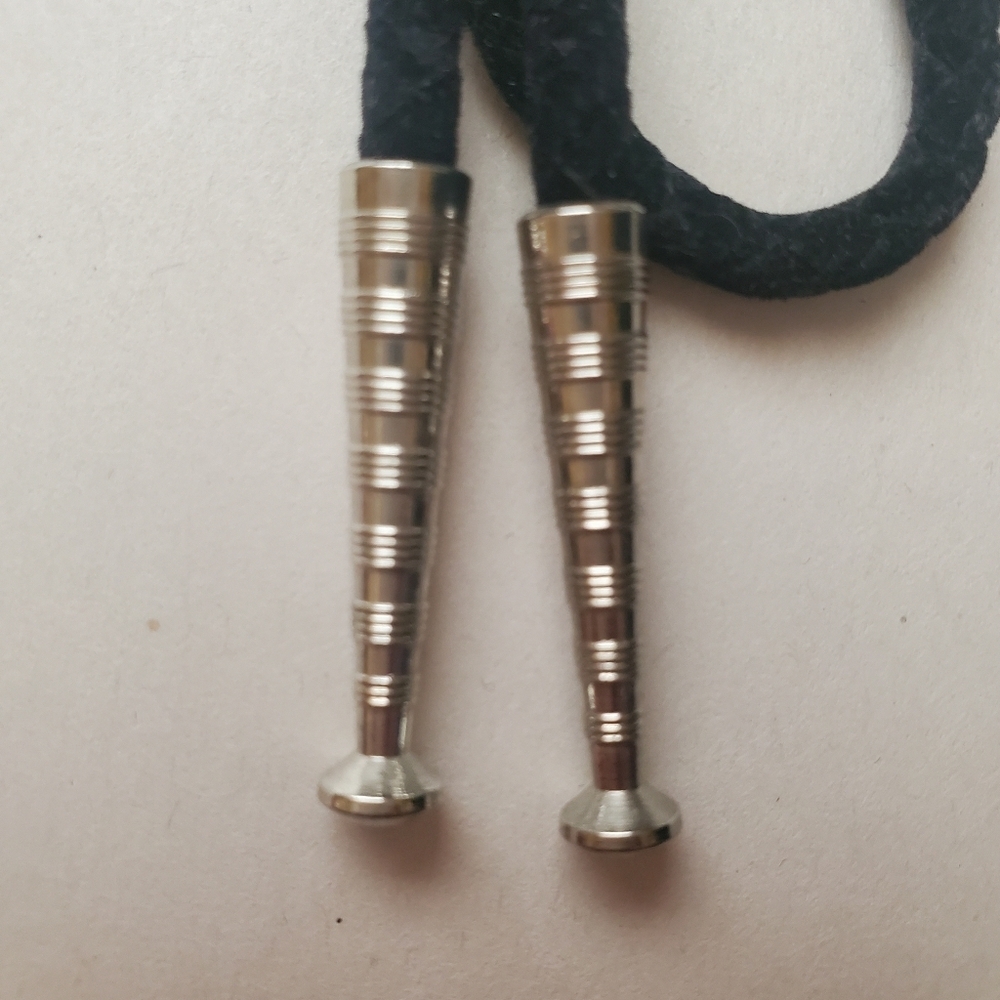 VINTAGE BOLO TIE WESTERN GOLDEN SADDLE. ARROWHEAD SHAPE. BLACK CORD - Picture 7 of 7